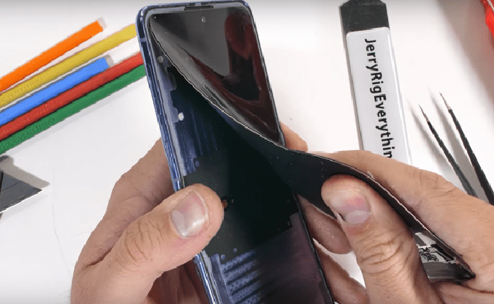 Mổ bụng Samsung Galaxy Z Flip: Thực sự có kính bảo vệ màn hình, nhưng không có tác dụng chống trầy xước