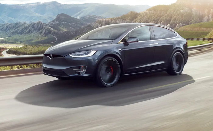 Xe Tesla tăng tốc lên 85mph vì bị đánh lừa bởi miếng băng keo dán trên biển báo 35mph