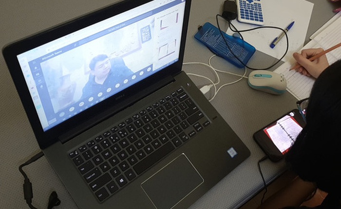 Giáo viên lên mạng xã hội kêu gọi “giải cứu” ứng dụng học online trước bão đánh giá 1 sao của học sinh Việt