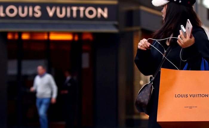 Thương hiệu thời trang lớn nhất thế giới, chủ Louis Vuitton mua 40 triệu khẩu trang chống COVID-19 cho nước Pháp