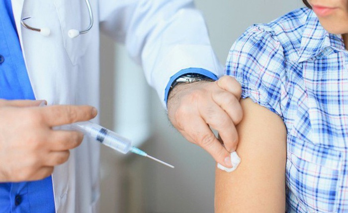 Một thanh niên 20 tuổi Nhật Bản bị sốt và tiểu ra máu sau khi tự ý tiêm vắc-xin BCG sai cách với hi vọng phòng được COVID-19