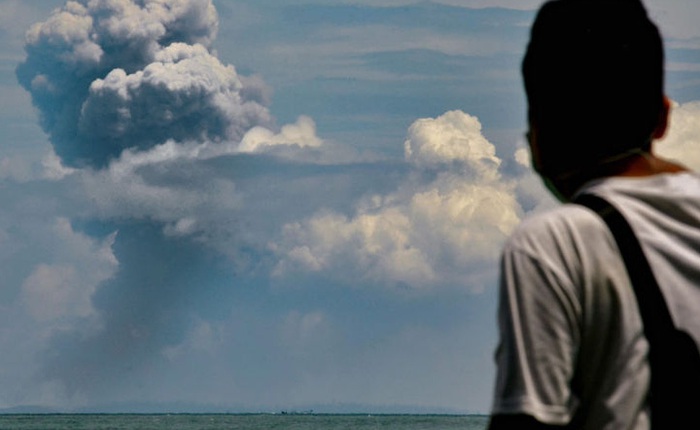 Núi lửa Indonesia phun trào, tạo cột khói cao tới gần 200 mét