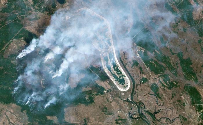 Ảnh chụp từ vệ tinh: Chernobyl chìm trong biển khói trắng vì thảm họa cháy lớn, lửa đang lan dần đến nhà máy điện hạt nhân bỏ hoang
