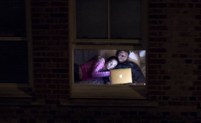 Nhiếp ảnh mùa dịch: Bộ ảnh qua khung cửa sổ hàng xóm trong những ngày ở nhà