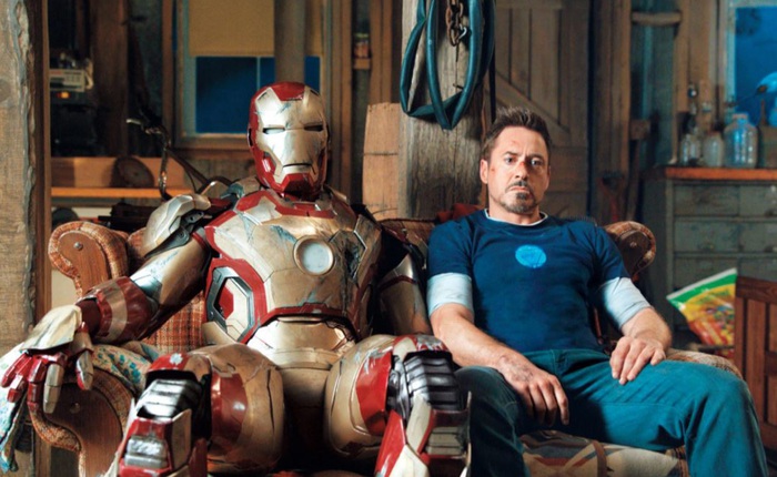 Tony Stark trong đoạn cuối Iron Man 3 là giả, do công nghệ CGI tạo ra để thay cho "bản gốc" đang tạm nghỉ vì gãy chân