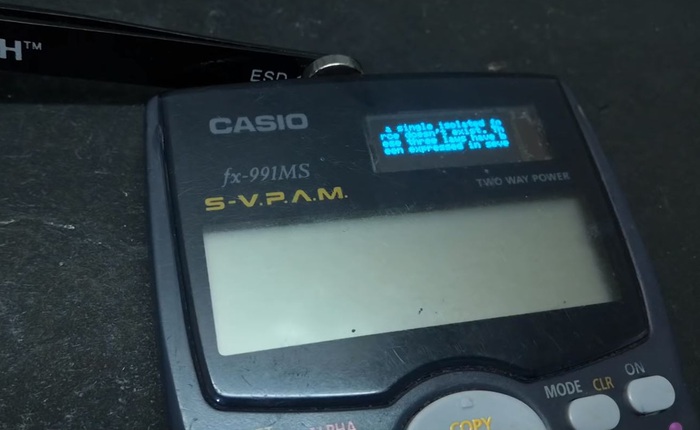 YouTuber hack chiếc máy tính Casio thành công cụ gian lận thi cử cực tinh vi, có cả kết nối wifi và tính năng chat với bạn bè