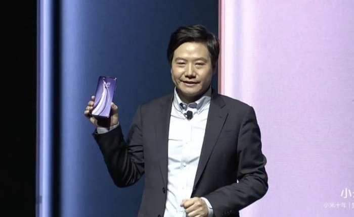 Chọc giận người hâm mộ vì bị bắt quả tang dùng iPhone, CEO Xiaomi may mắn được đối tác bênh vực