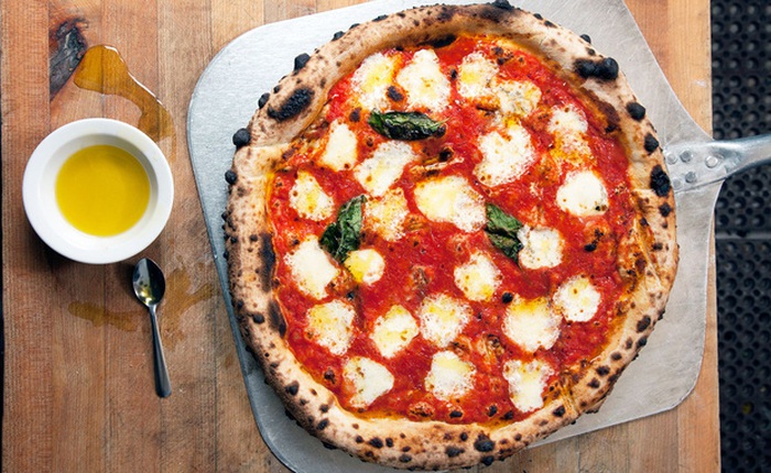 “Khi bạn mua pizza ở Ý, nhà hàng sẽ không bao giờ cắt sẵn bánh cho bạn”: Lý do đằng sau khiến cả thế giới phải thán phục