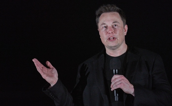 Elon Musk lại "phá đảo" Twitter: Tuyên bố giá cổ phiếu Tesla quá cao, đòi bán hết nhà cửa, bị bạn gái dỗi cũng phải kể cho thiên hạ biết