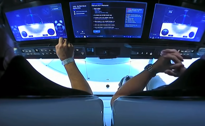 Điều khiển tàu vũ trụ SpaceX bằng màn hình cảm ứng dễ như thể đang chơi game trên máy tính bảng
