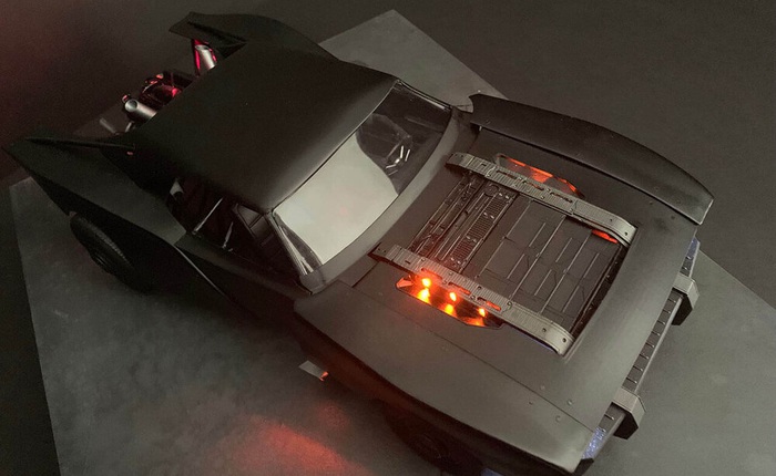 Cận cảnh mô hình đồ chơi xe hơi của Người Dơi được chính designer của The Batman công bố
