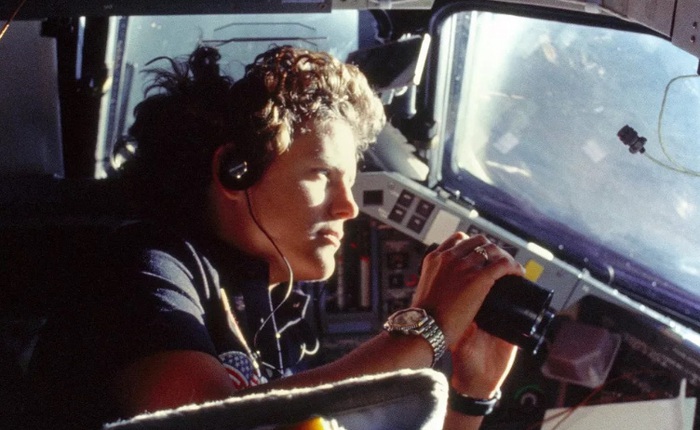 Cựu phi hành gia NASA trở thành người phụ nữ đầu tiên đến điểm sâu nhất của Trái đất