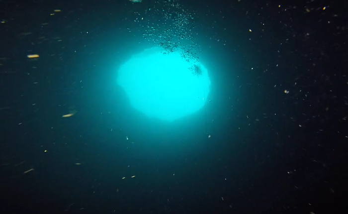 Các nhà khoa học tiến hành nghiên cứu những "hố xanh" nằm dưới đáy đại dương, phát hiện ra được nhiều điều thú vị