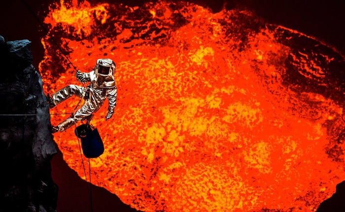 Điều gì sẽ xảy ra nếu chúng ta đổ tất cả rác vào miệng núi lửa nóng đến 1200 độ C?