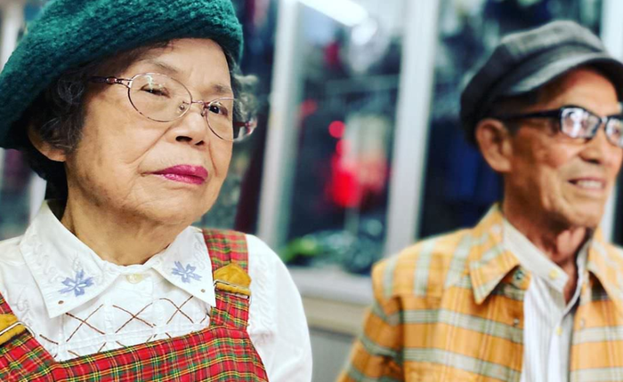 Thời trang không màng tuổi tác: Cặp vợ chồng giá người Hàn Quốc 'diện' những bộ quần áo khách hàng để quên tại cửa hàng giặt là của họ