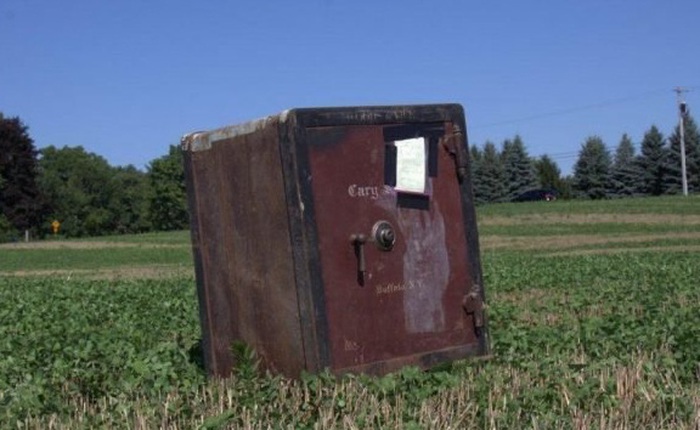 Ông nông dân Mỹ phát hiện ra cái két sắt bí ẩn nằm chỏng chơ giữa cánh đồng nhà mình