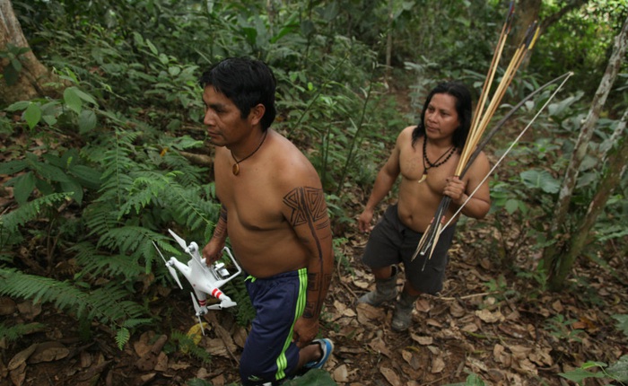Thổ dân vùng Amazon đang bảo vệ cánh rừng và loài báo bằng ... drone