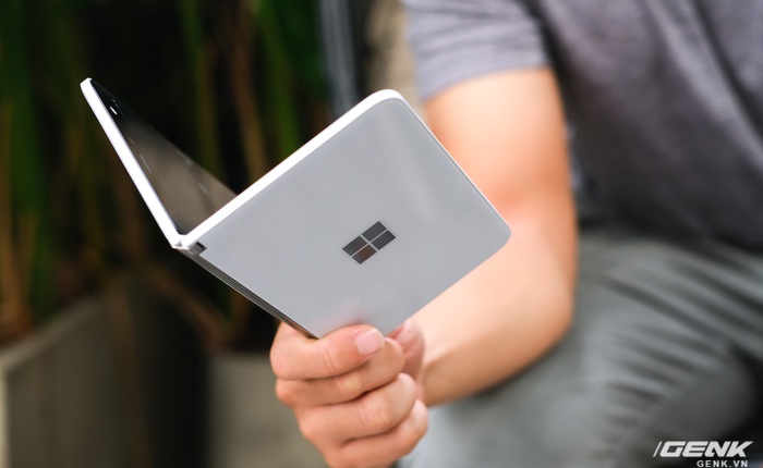 Trên tay Microsoft Surface Duo: Cứ tưởng to nhưng hóa ra lại rất nhỏ gọn, thiết kế liên tưởng đến kim từ điển thời cắp sách đến trường