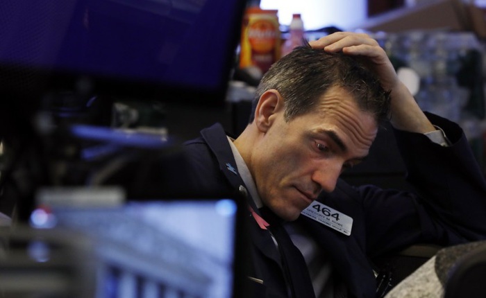 Phố Wall bất ngờ bị bán tháo mạnh, Dow Jones mất hơn 800 điểm, cổ phiếu công nghệ đồng loạt lao dốc