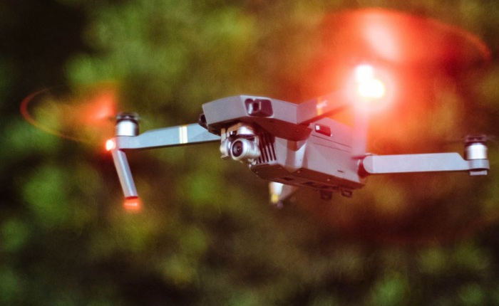 Một người đàn ông đối mặt nguy cơ vào tù và bị phạt 250.000 USD vì đâm drone quay phim vào máy bay cảnh sát