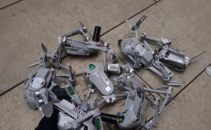 Cả trăm chiếc drone đâm vào tòa nhà khi đang biểu diễn, dân mạng lại nghi ngờ 'Made in China'