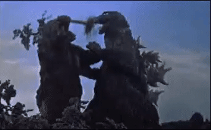 [Chùm ảnh vui] 7749 cách Kong có thể đánh bại Godzilla: Hết cosplay Vegeta, Tôn Ngộ Không rồi lại nhét cây thẳng vào họng đối thủ