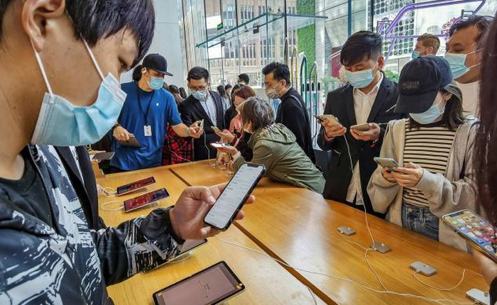 Chứng kiến doanh số iPhone lập kỷ lục, dân mạng Trung Quốc lại cãi nhau về 'lòng yêu nước'