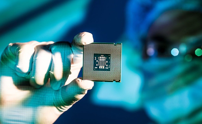 Bị đối thủ bỏ lại quá xa, Intel quyết thuê TSMC và Samsung gia công chip