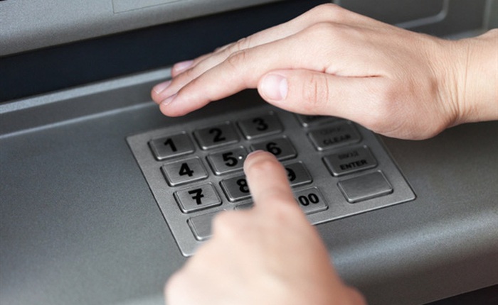 Tại sao bàn phím trên máy ATM luôn được làm bằng kim loại?