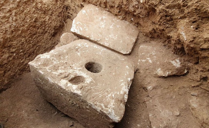 Đây là cái toilet xa xỉ 2.700 năm trước của giới thượng lưu: "làm từ đá vôi, ngồi rất thoải mái"