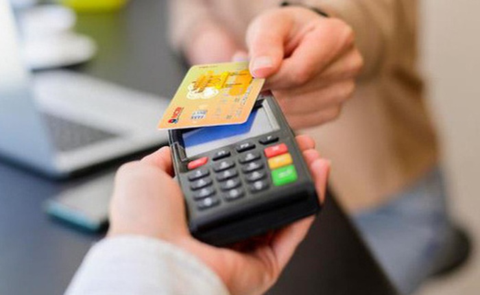 Chú ý: Thẻ từ ATM sẽ không dùng được sau 31/12/2021, làm sao để đổi sang thẻ chip nhanh, các ngân hàng thu phí đổi thẻ thế nào?