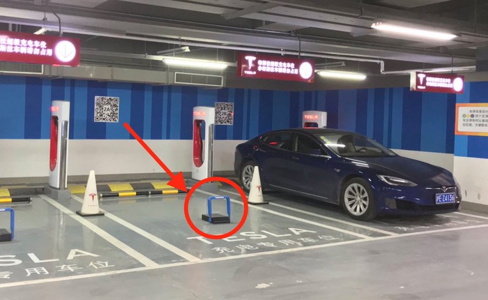 Tesla ra sức ngăn chặn tài xế thiếu ý thức đỗ ô tô thường vào trạm sạc xe điện