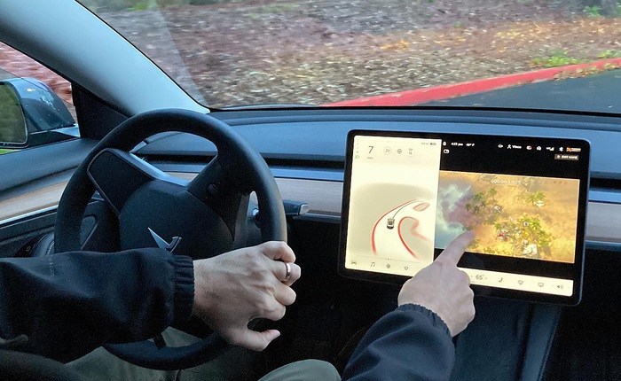 Tesla bị điều tra vì để cho tài xế có thể vừa lái xe vừa chơi game

