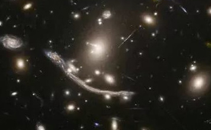 Hubble đã phát hiện ra một con rồng vàng bí ẩn cách chúng ta 4 tỷ năm ánh sáng, trải dài 5 thiên hà!
