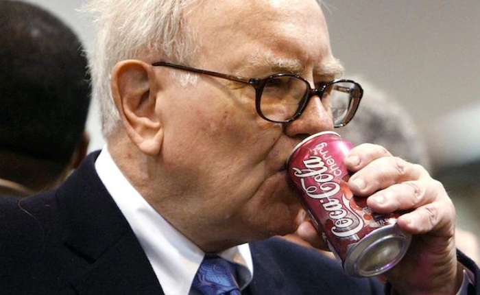 Từng là fan của Pepsi gần 50 năm, vì đâu mà Warren Buffett đột ngột "quay xe" về đội Coca, thậm chí còn uống đến 5 lon Coke mỗi ngày?