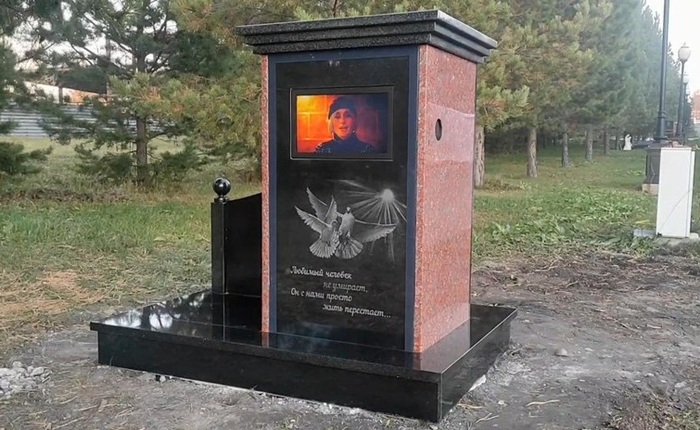 Nga: Đây là ngôi mộ đầu tiên lắp TV để chiếu video về người đã khuất