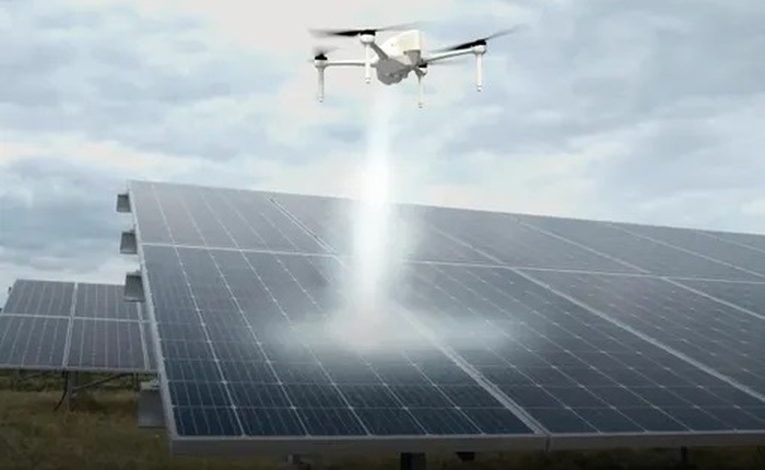 Dùng drone để vệ sinh các tấm pin mặt trời: Những vấn đề và giải pháp mới nhất hiện nay