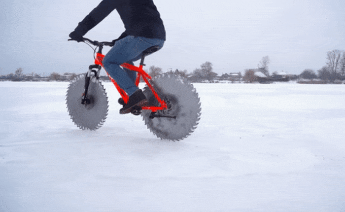 Thay lốp bằng lưỡi cưa, chiếc xe đạp 'kinh dị' này có thể lướt đi trên mặt hồ đóng băng