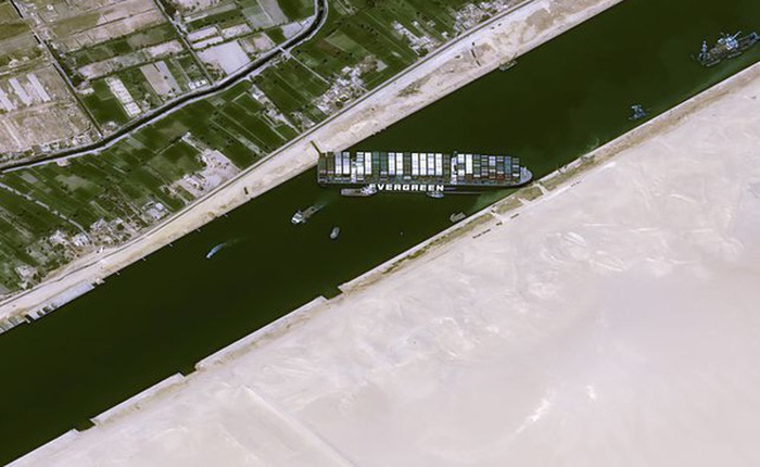 Nằm chắn ngang kênh đào Suez, tàu hơn 200.000 tấn chặn dòng hàng 9,6 tỷ USD mỗi ngày