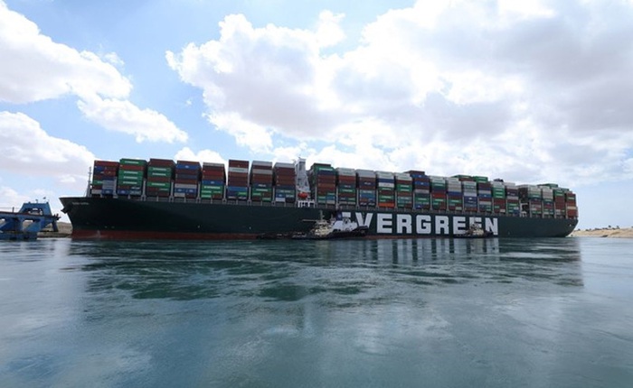 Cần bao lâu để dỡ hết container trên ‘siêu tàu’ đang mắc cạn ở Suez?