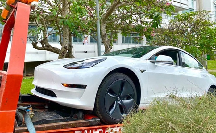 Trường ĐH ở Sài Gòn chơi lớn chi tiền tỷ mua xe ô tô điện Tesla của Elon Musk về cho sinh viên thực hành