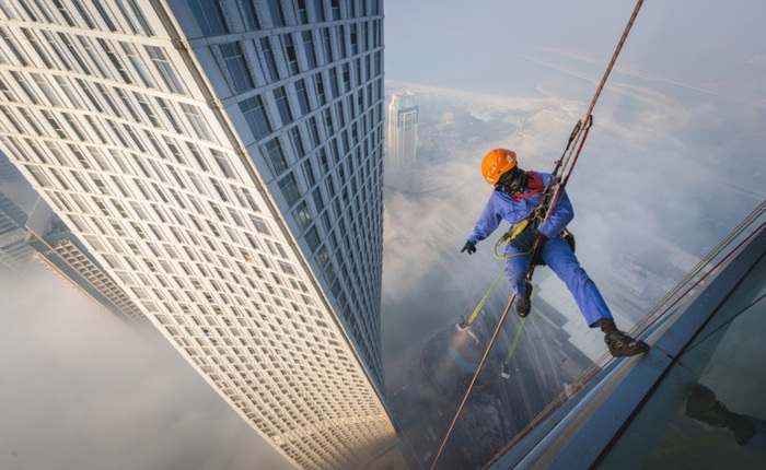 'Đổ mồ hôi hột' với những bức ảnh về công việc lau cửa kính tại các tòa nhà chọc trời tại Dubai