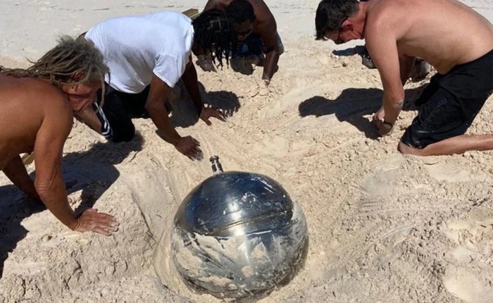 Hé lộ bí mật về quả cầu titan bí ẩn khắc toàn chữ Nga trên bãi biển Bahamas