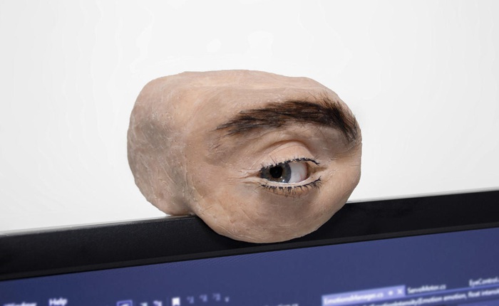 Nhìn chiếc webcam như thể mắt người này, bạn sẽ không khỏi giật mình thon thót mỗi khi nó liếc nhìn bạn