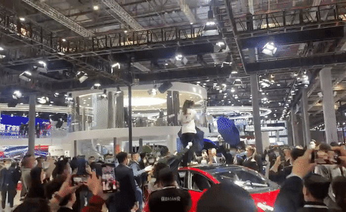 Người dùng Tesla nhảy lên nóc xe làm loạn tại triển lãm ô tô Thượng Hải