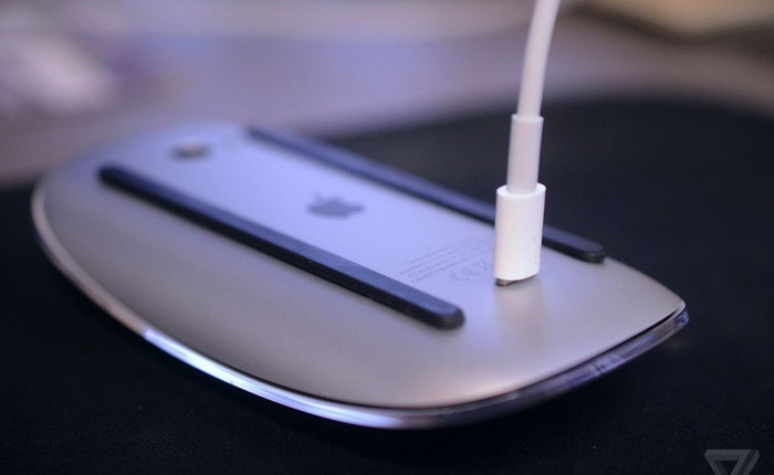 Sau hơn 5 năm, Apple vẫn không thay đổi cách sạc pin “độc đáo” của Magic Mouse