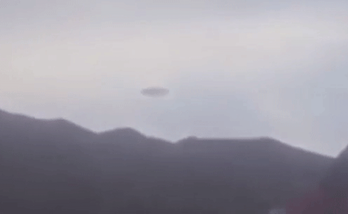 Chứng kiến người ngoài hành tinh bước ra từ UFO khiến người dân Bolivia "choáng váng"