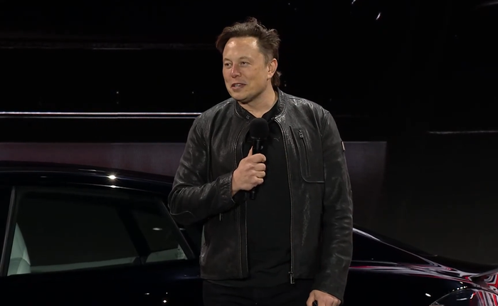 Elon Musk ấp úng khoe chiếc xe điện tuyệt nhất Tesla đang có: một cục pin dự phòng/thiết bị giải trí/máy đọc suy nghĩ biết chạy cực nhanh