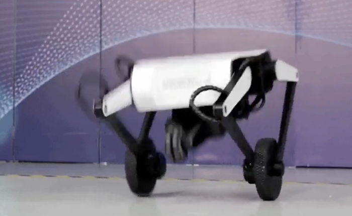 Bằng cách lắc “hạ bộ máy”, con robot này có thể thực hiện những cú nhảy ngoạn mục