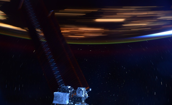 Hình ảnh này sẽ giúp bạn hình dung Trạm vũ trụ quốc tế ISS di chuyển với tốc độ 28.000 km/h là nhanh như thế nào